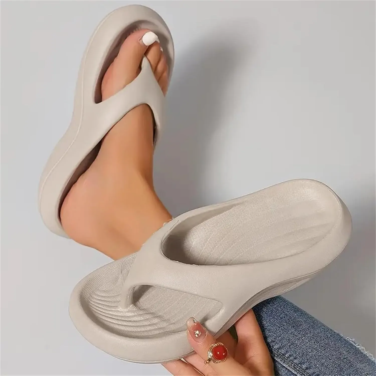 Flip Flops for Women Clip Toe Plantar Fasciitis Orthopedic Sandals Non-Slip Arch Support Recovery Slippers Comfort Lightweight Beach Summer Slippers 2025